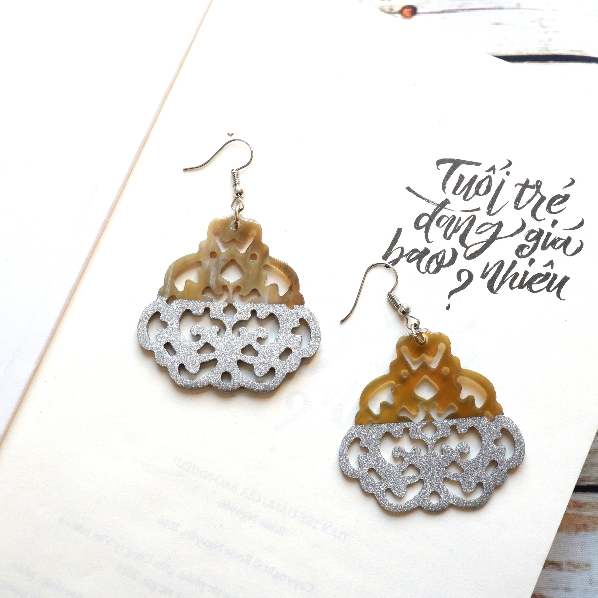 Buffalo Horn Disc Earrings Jewelry Handcraft Boho and Ethnic Earrings Pattern Yellow-Brown and White