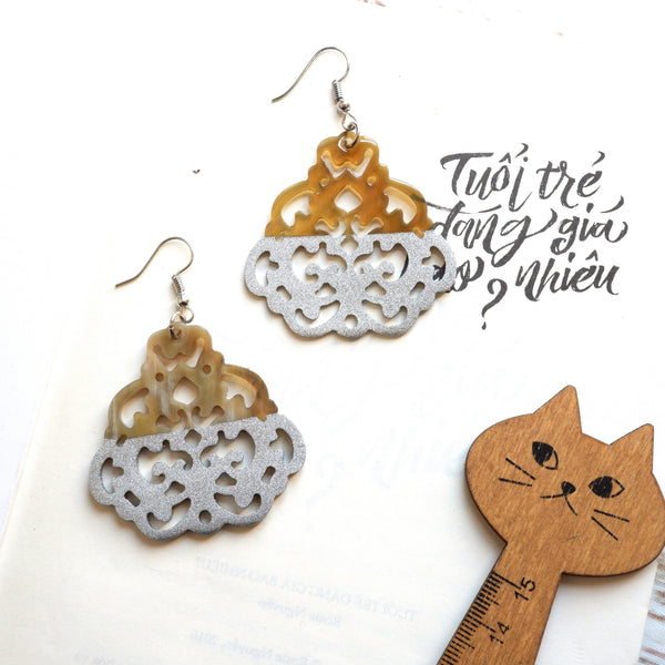 Buffalo Horn Disc Earrings Jewelry Handcraft Boho and Ethnic Earrings Pattern Yellow-Brown and White