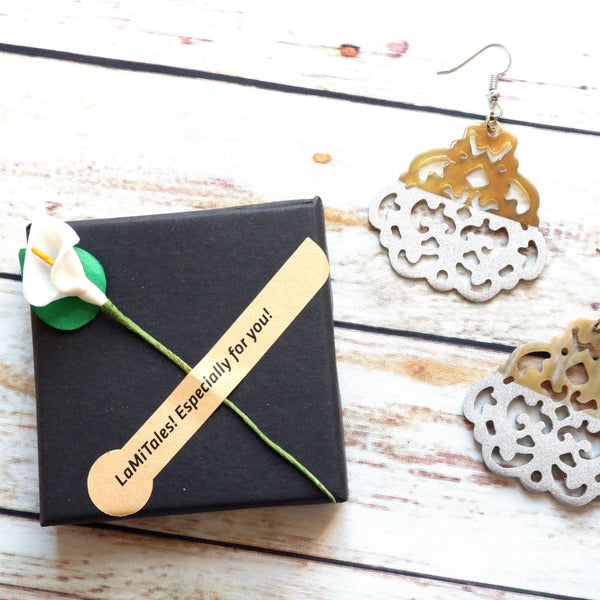 Buffalo Horn Disc Earrings Jewelry Handcraft Boho and Ethnic Earrings Pattern Yellow-Brown and White