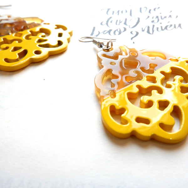 Buffalo Horn Disc Earrings Jewelry Handcraft Boho and Ethnic Earrings Pattern Yellow and Brown