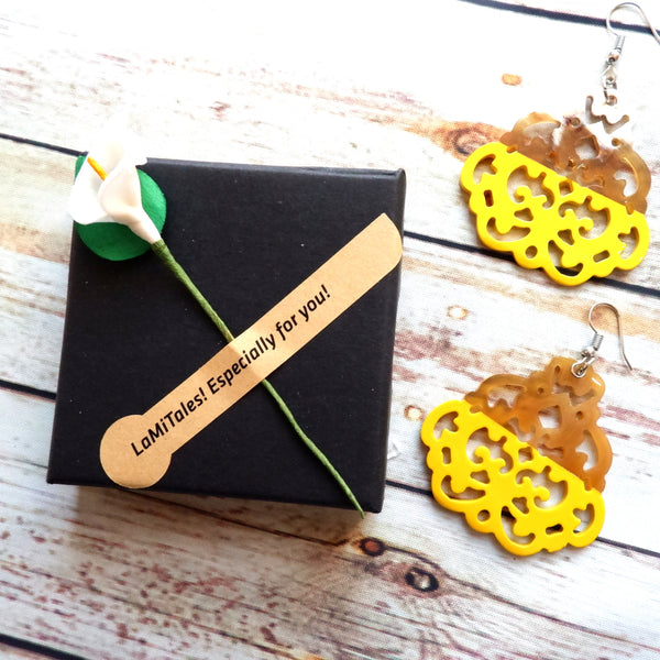 Buffalo Horn Disc Earrings Jewelry Handcraft Boho and Ethnic Earrings Pattern Yellow and Brown