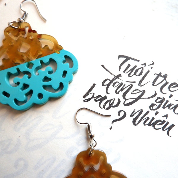 Buffalo Horn Disc Earrings Jewelry Handcraft Boho and Ethnic Earrings Pattern Light Blue and Brown