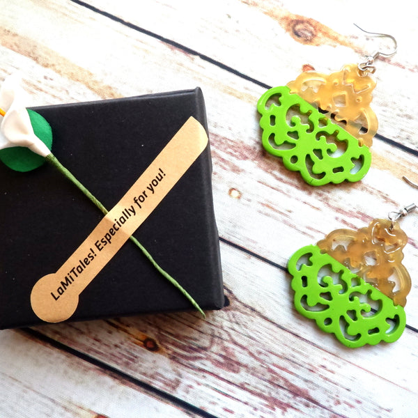 Buffalo Horn Disc Earrings Jewelry Handcraft Boho and Ethnic Earrings Pattern Light Green and Yellow