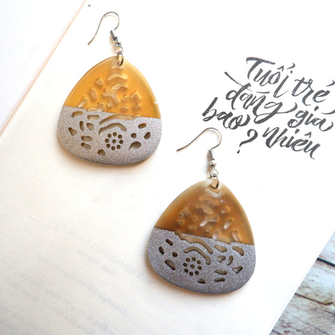 Buffalo Horn Disc Earrings Jewelry Handcraft Boho and Ethnic Earrings Triangle Brown and Gray