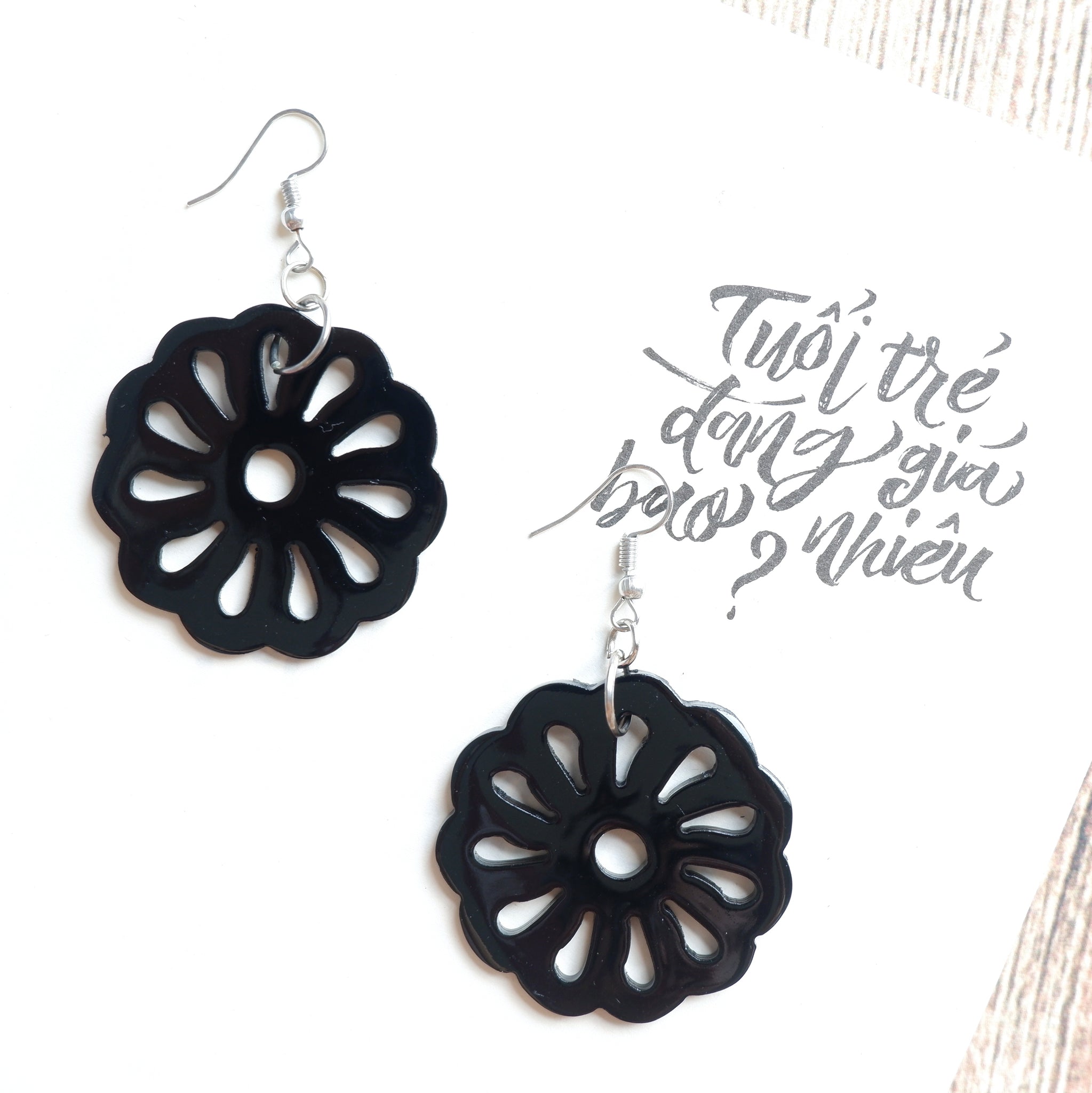 Buffalo Horn Disc Earrings Jewelry Handcraft Boho and Ethnic Earrings Flower Black