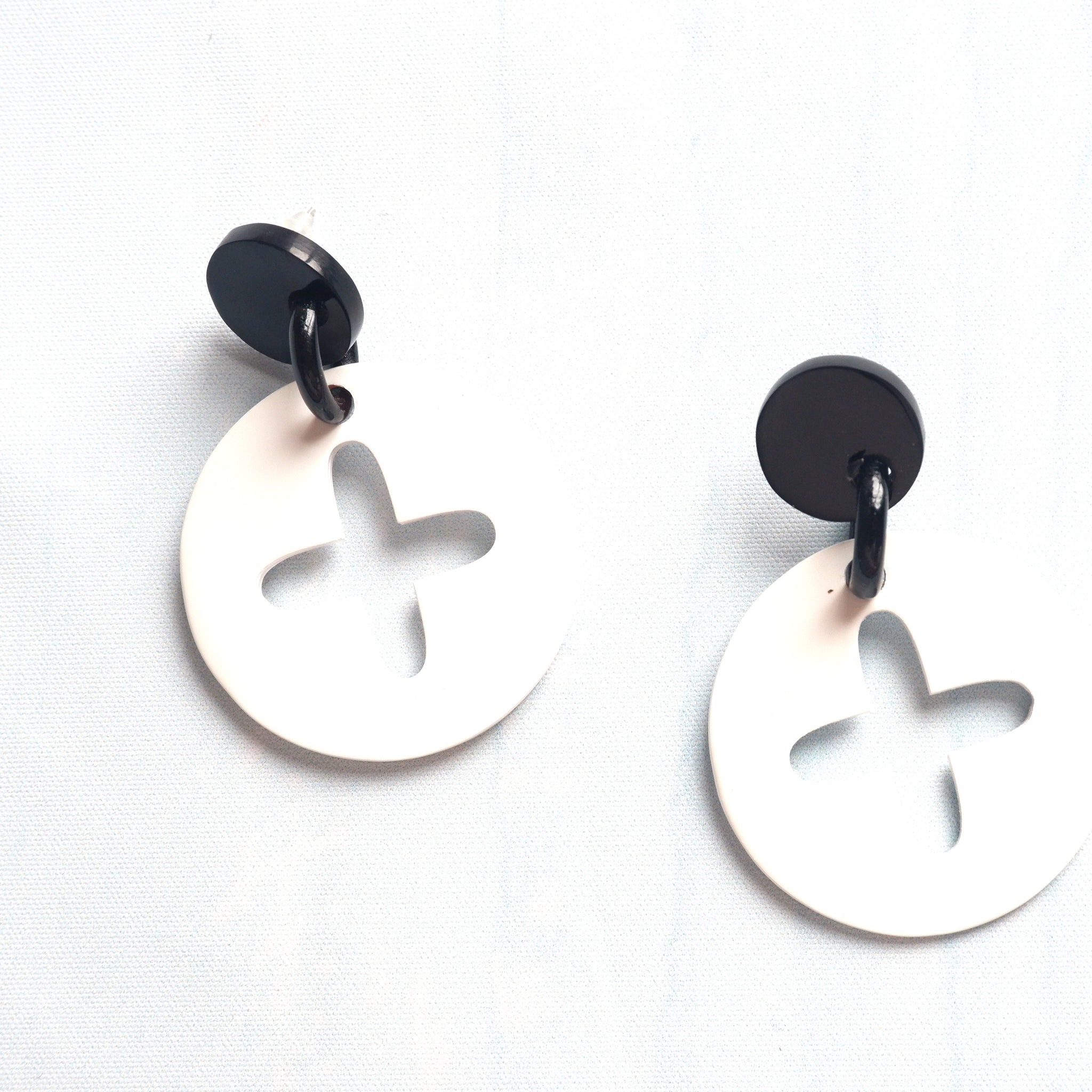 Buffalo Horn Disc Earrings Jewelry Handcraft Boho and Ethnic Earrings Round White and Flower Middle