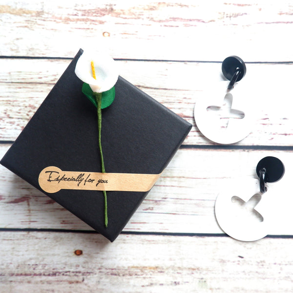 Buffalo Horn Disc Earrings Jewelry Handcraft Boho and Ethnic Earrings Round White and Flower Middle