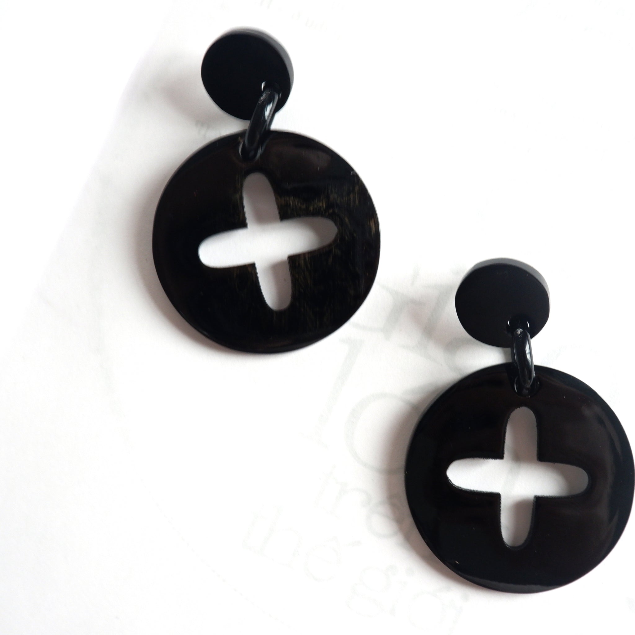 Buffalo Horn Disc Earrings Jewelry Handcraft Boho and Ethnic Earrings Round Black and Flower Middle